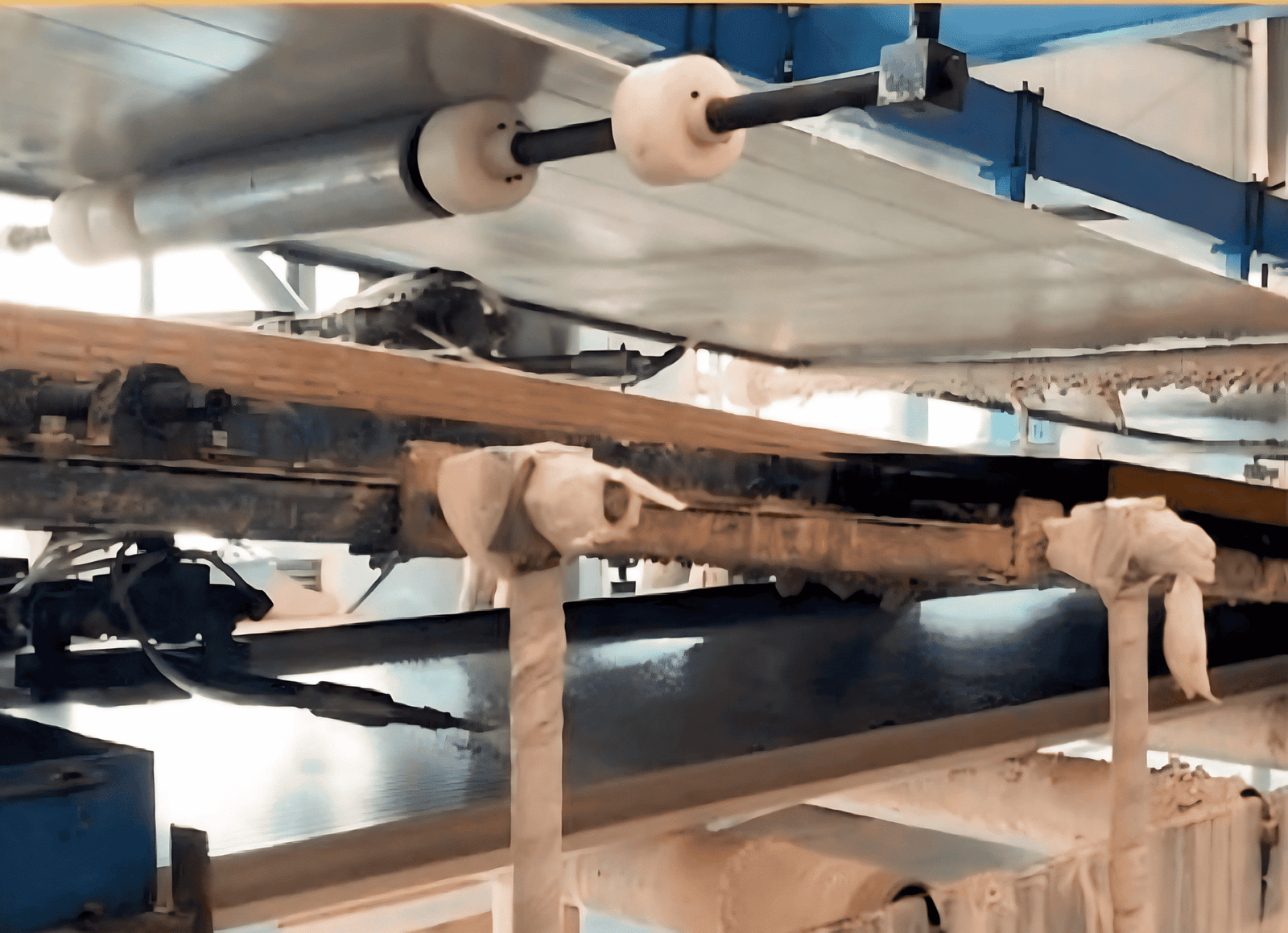 Uniform glue spraying system ensuring superior bonding in polyurethane sealing panels